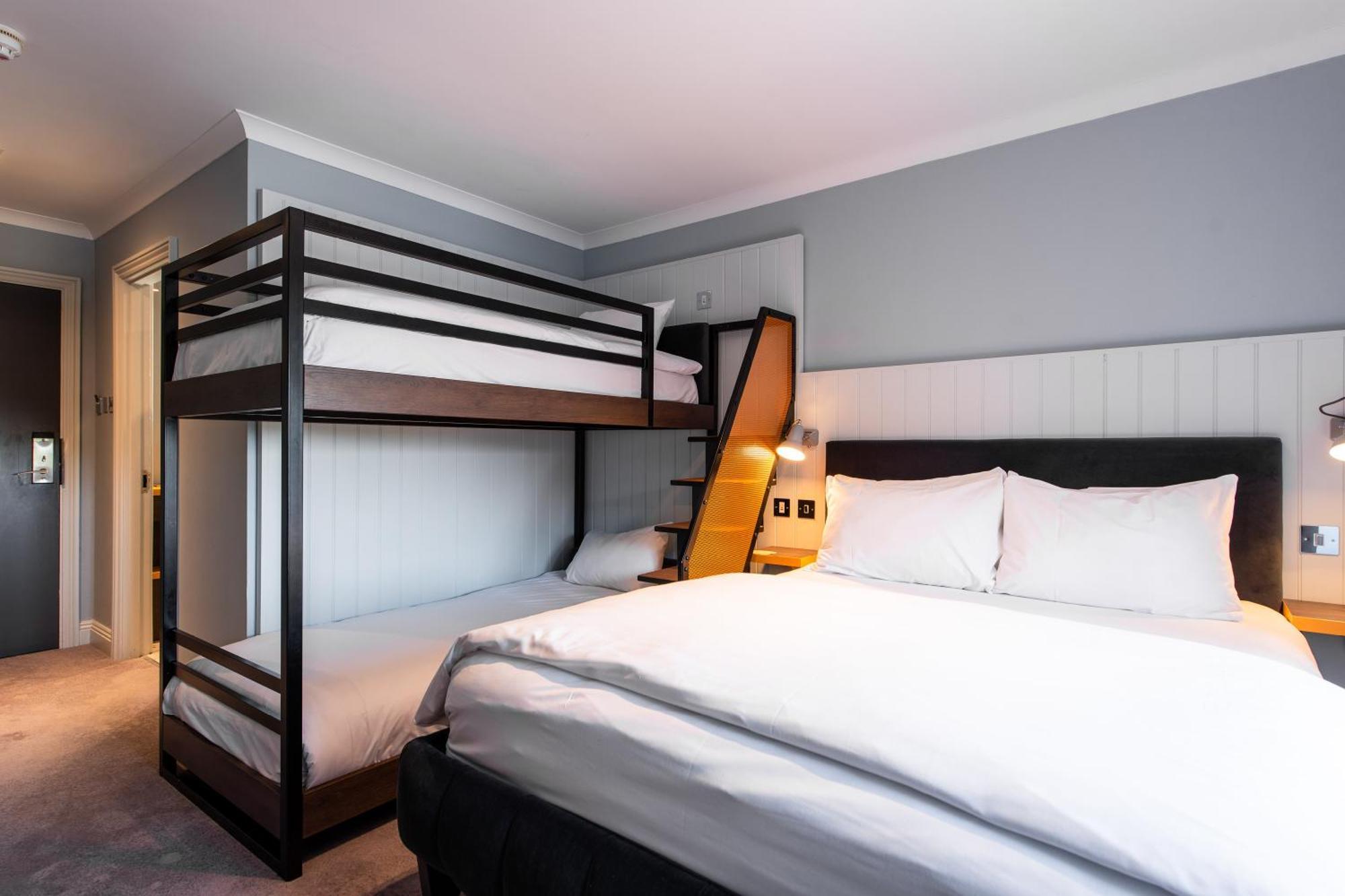 Village Hotel Блекпул Екстериор снимка